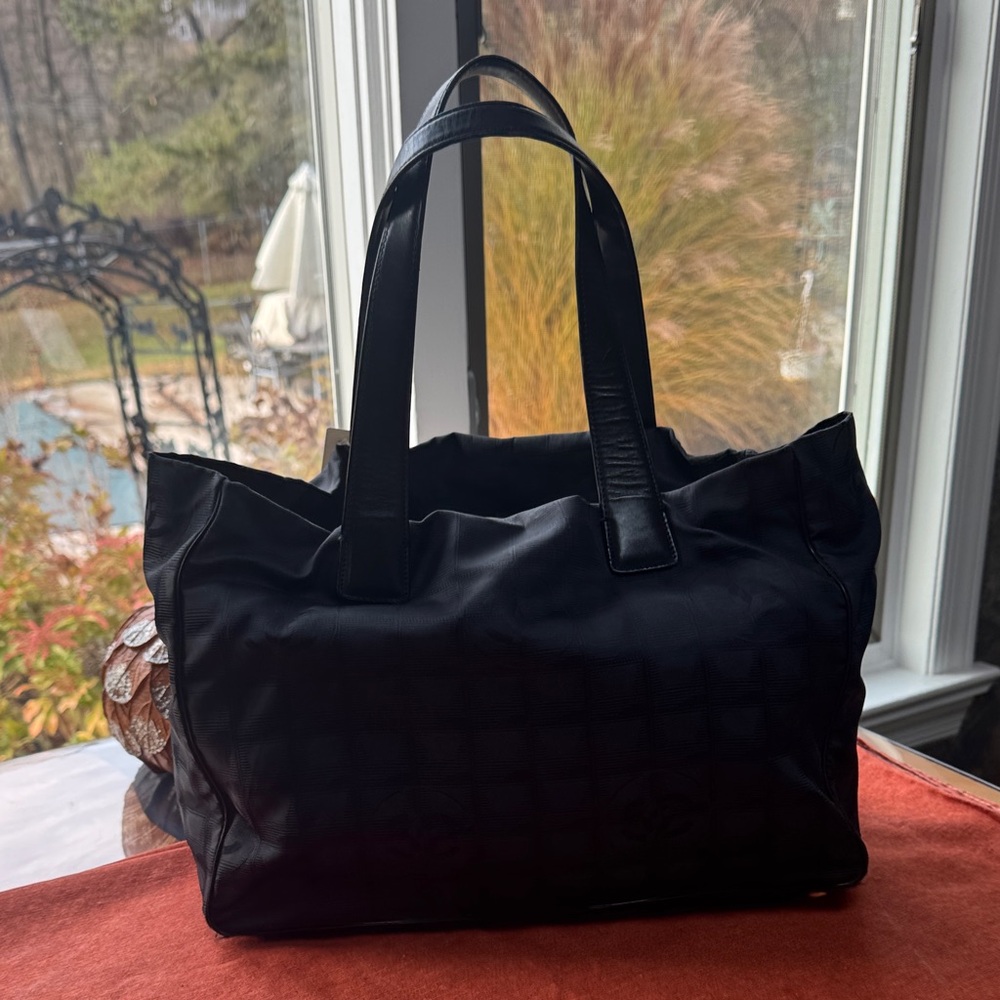 CHANEL. Elegant Black Women's Tote Bag